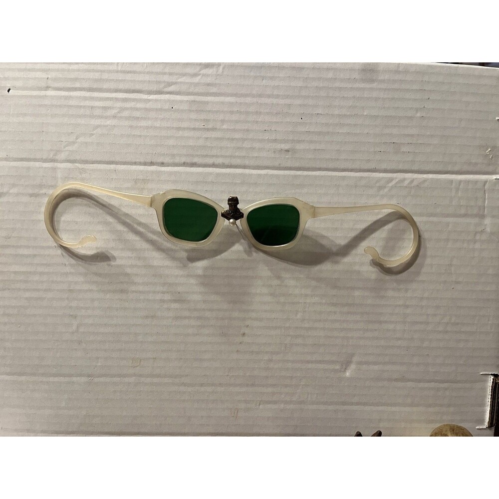 This item is a pair of rare 1950s Davy Crockett child's novelty sunglasses.